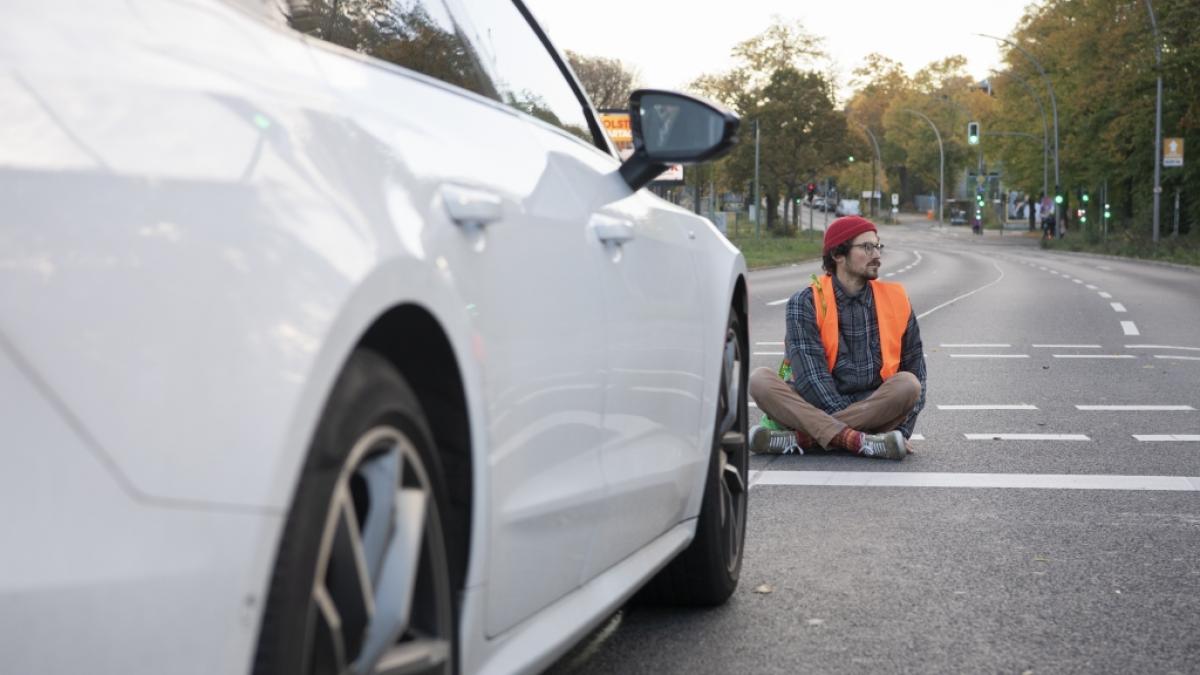 Aktivisten der Gruppe "Letzte Generation" fordern mit Stra&szlig;enblockaden die Politik zum Handeln im Kampf gegen den Klimawandel auf. (Foto)