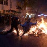Polizei und Teilnehmer geraten bei einem Feuer am Rande des Demonstrationszug linker und linksradikaler Gruppen unter dem Motto 