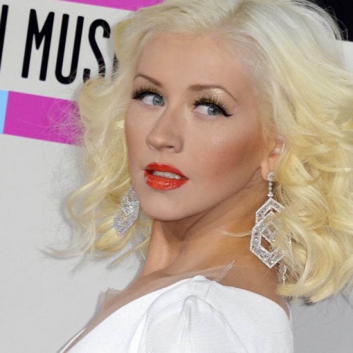 Im durchsichtigen Bodysuit macht XTina ihre Fans heiß