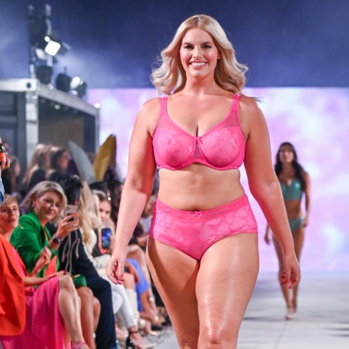 Kurven perfekt in Szene gesetzt - Model begeistert mit Bikini-Fotos