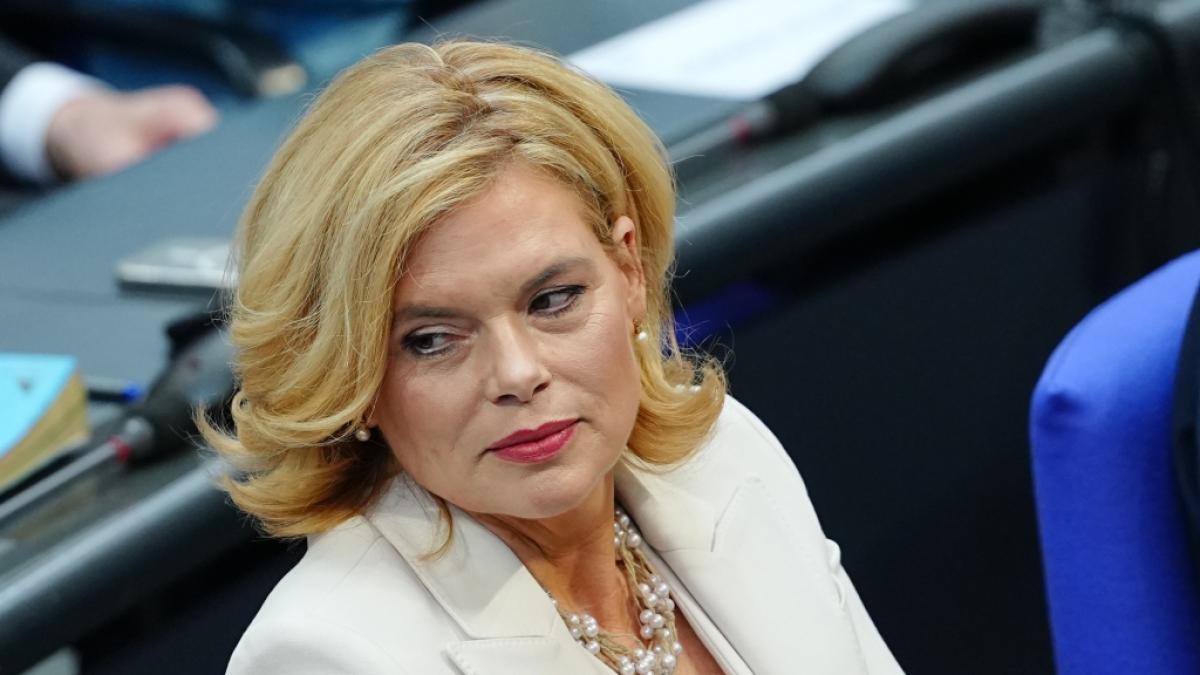 Die neue Bundestagspr&auml;sidentin Julia Kl&ouml;ckner (Foto) muss sich mit einem Eklat um die Linken-Abgeordnete Cansin K&ouml;kt&uuml;rk befassen. (Foto)