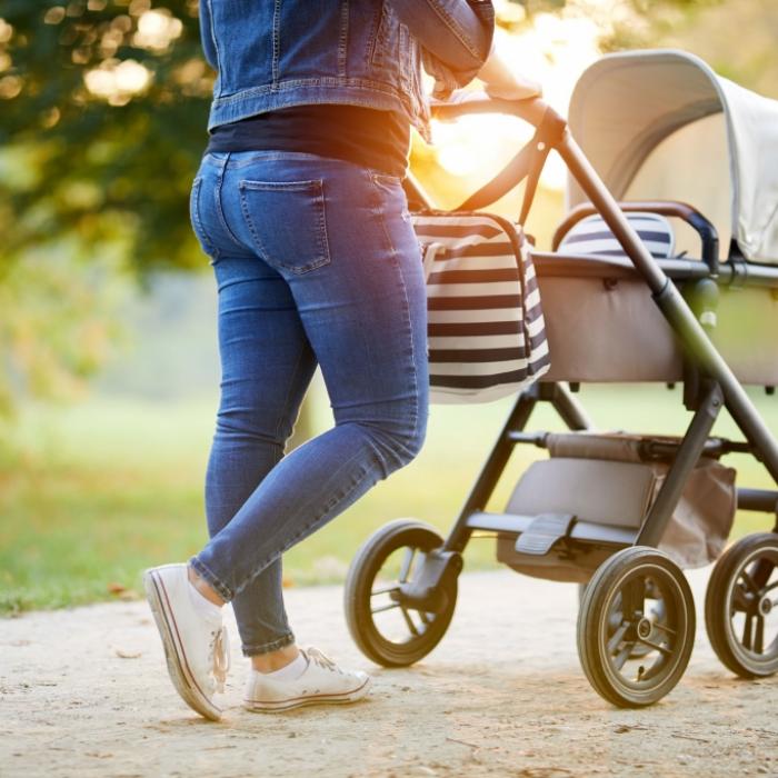 Kinderwagen erfasst! Oma (86) tötet Jungen (1) vor Supermarkt