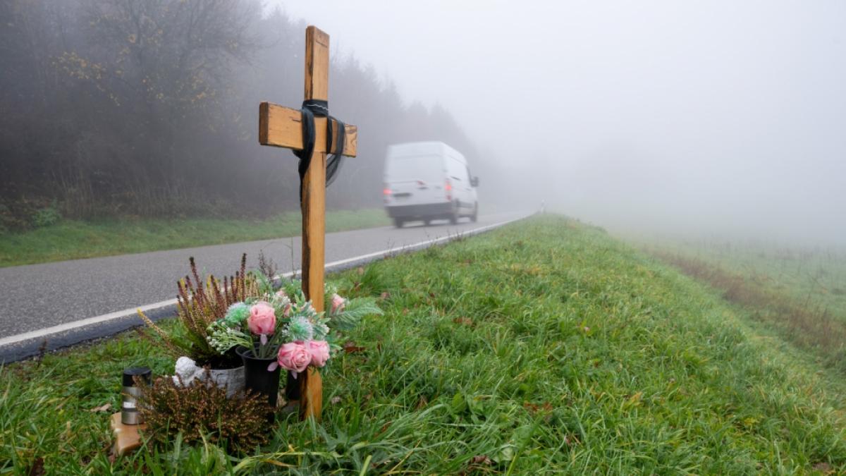 Ein Holzkreuz zum Gedenken wurde am Tatort an der K22 bei Kusel aufgestellt, wo Ende Januar 2022 zwei Polizisten im Dienst get&ouml;tet wurden. (Foto)