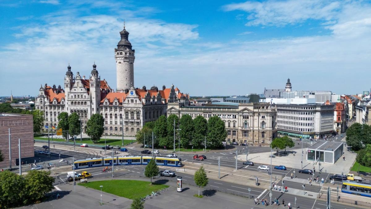 Blick &uuml;ber den Leipziger Wilhelm-Leuschner-Platz hin zum Neuen Rathaus. Aktuelle News aus und &uuml;ber Leipzig hier auf news.de. (Foto)