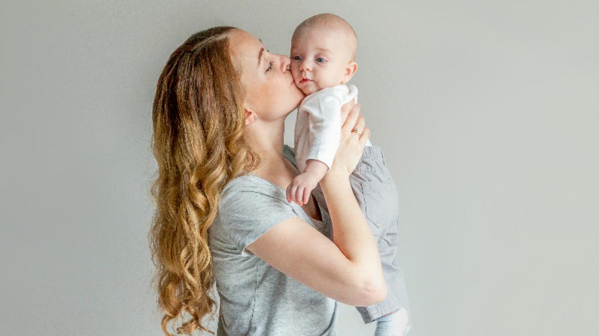 Echte Powerfrauen: DIESE Promi-Damen ziehen ihr Baby allein gro&szlig;. (Foto)