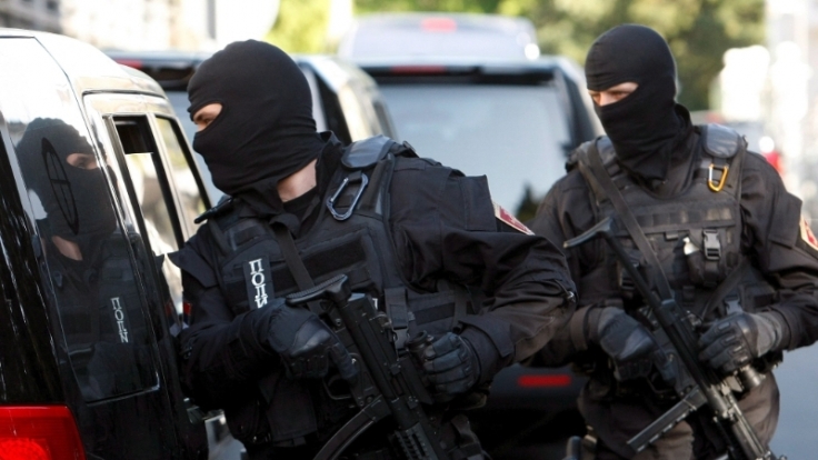 Schwer bewaffnet nahmen serbische Polizisten Sreten Jocic fest.
