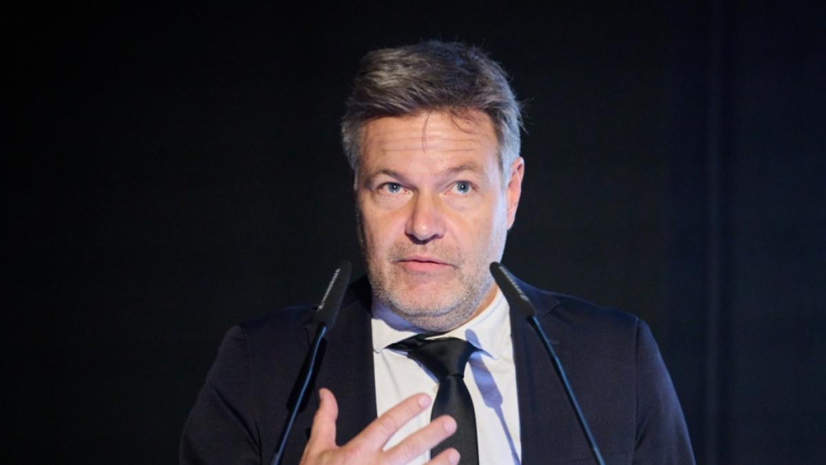 Robert Habeck erhielt f&uuml;r seine Socken-Panne im Netz den wenig r&uuml;hmlichen Titel "Mr. Inkompetenz 2024". (Foto)