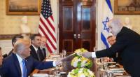 Israels Ministerpräsident Benjamin Netanjahu überreicht US-Präsident Donald Trump einen Brief, den er an das Nobelpreiskomitee geschickt hatte.