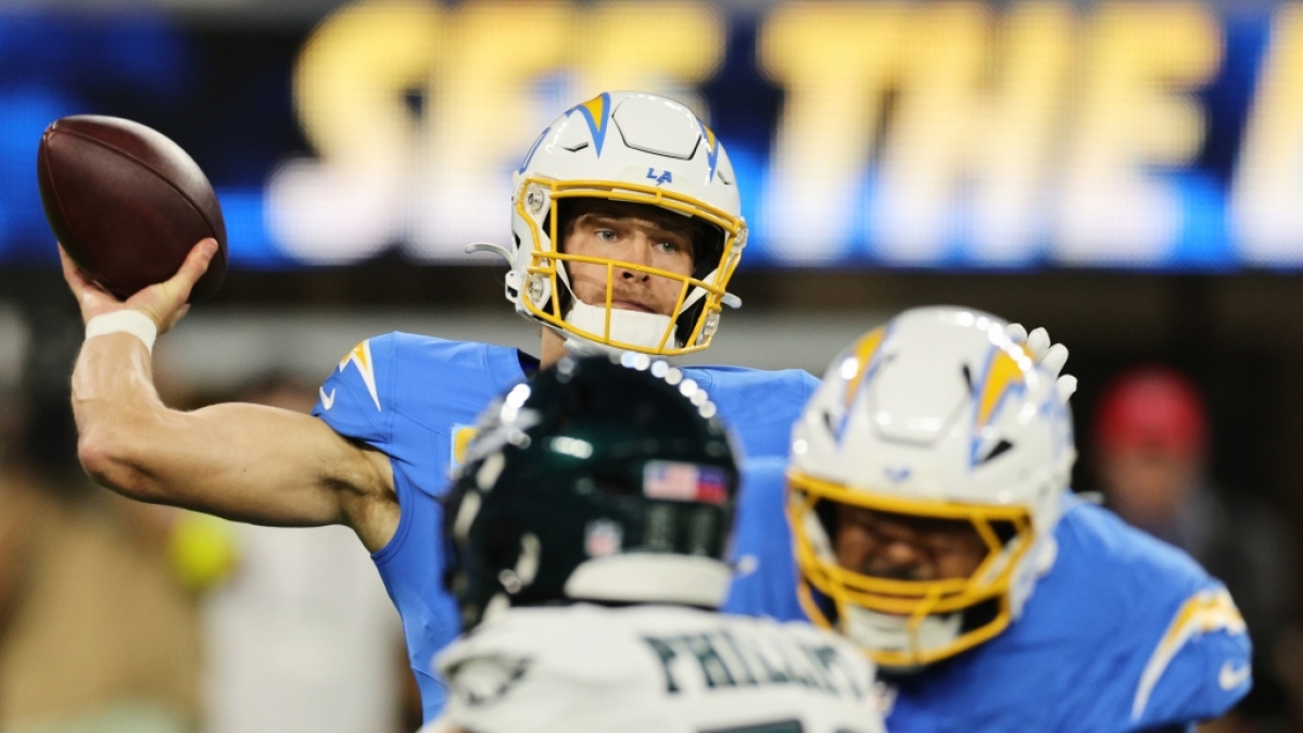 Der Quarterback der Los Angeles Chargers, Justin Herbert wirft den Ball, am 08.12.2025. (Symbolbild) (Foto)