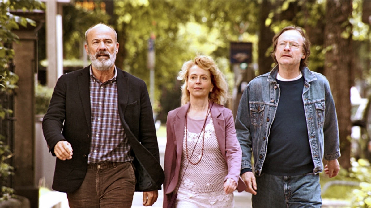 In "Wir sind die Neuen" lassen Eddi (Heiner Lauterbach), Anne (Gisela Schneeberger) und Johannes (Michael Wittenborn) ihre alte Studenten-WG wieder aufleben. (Foto)