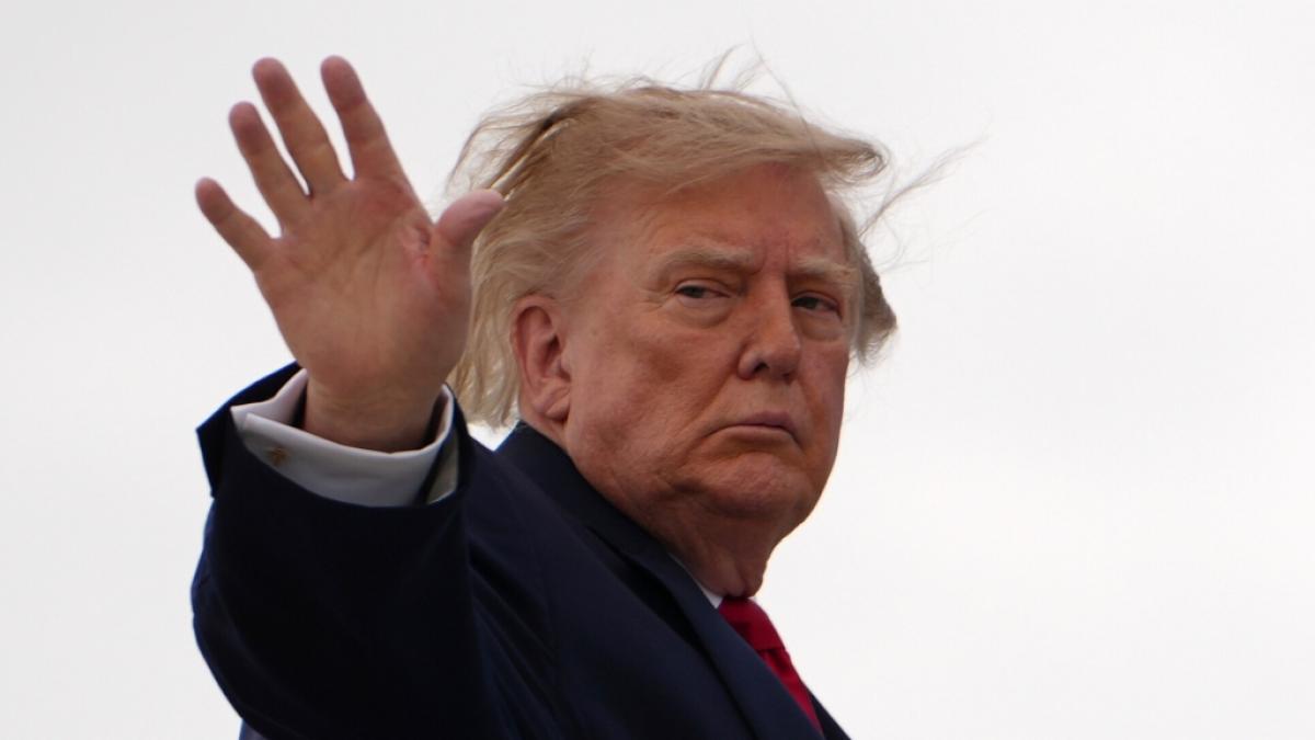 Stürmisches Wetter ist seit jeher der Endgegner von Donald Trump und seiner Frisur, wie hier an einem windigen Tag im September 2026 deutlich zu erkennen ist. (Foto)