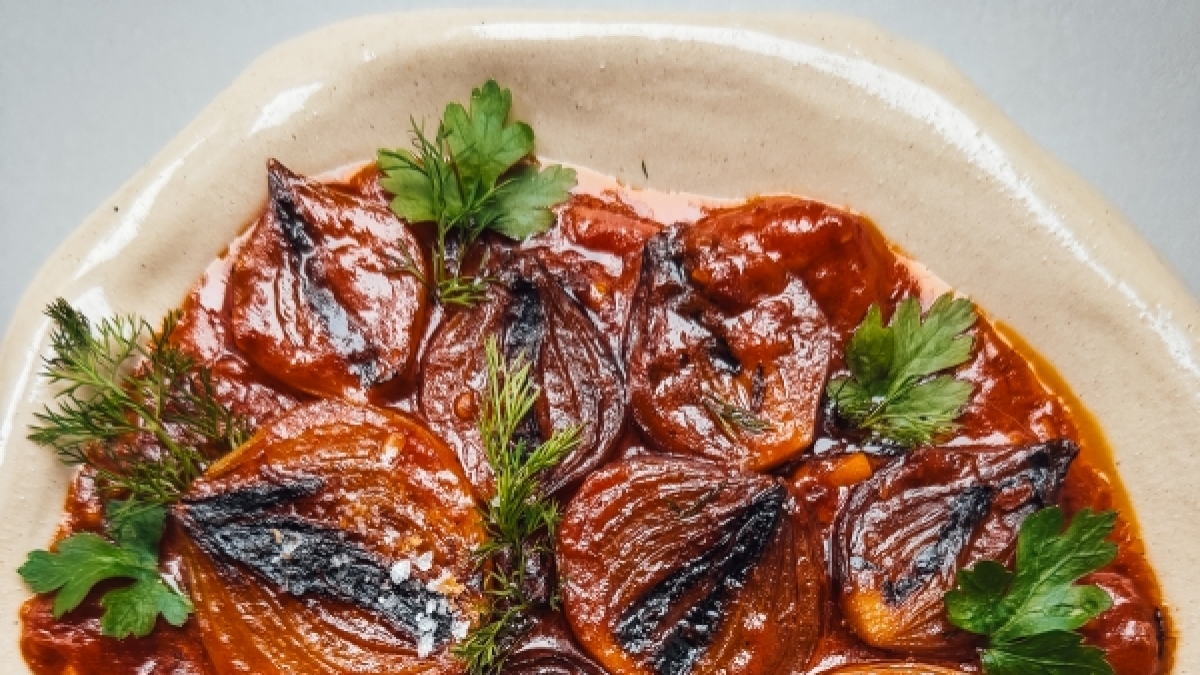 Als Einstieg in ihre Rezepte empfiehlt Romas selbst die ger&ouml;steten Tomaten-Zwiebeln. (Foto)
