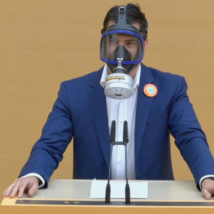 Geschmackloser Auftritt! AFD-Politiker schockt mit Gasmaske