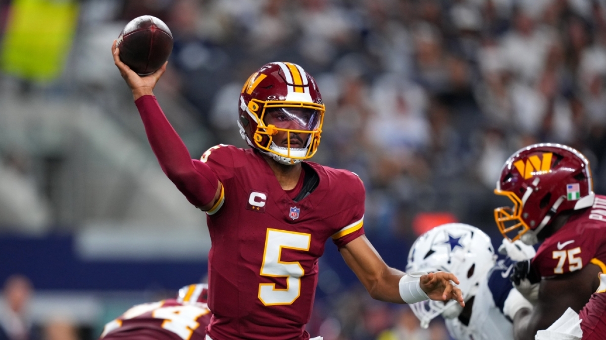 American Football, M&auml;nner: Profiliga NFL, Hauptrunde, 2. Spieltag, Dallas Cowboys - Washington Commanders. Jayden Daniels (5), Quarterback der Washington Commanders, wirft einen Pass. (Foto)