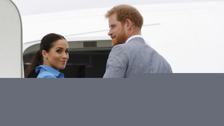 Herzogin Meghan und Prinz Harry brechen mit Baby Archie im Schlepptau nach Afrika auf.