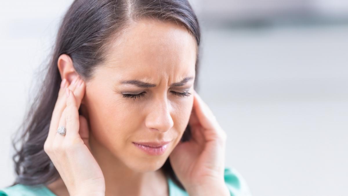 Als Tinnitus bezeichnet man anhaltende, penetrante Ohrger&auml;usche, die beispielsweise einem Pfeifen, Piepen oder Rauschen &auml;hneln. (Foto)