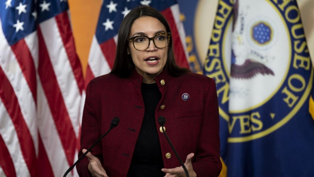 F&uuml;r die US-Demokratin Alexandria Ocasio-Cortez liegt es auf der Hand: Als US-Pr&auml;sident ist Donald Trump eine Fehlbesetzung und muss seines Amtes enthoben werden. (Foto)