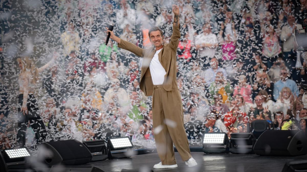 Sakko, Shirt und Hose: So schlicht gekleidet ist Florian Silbereisen heute oft im TV zu sehen. (Foto)