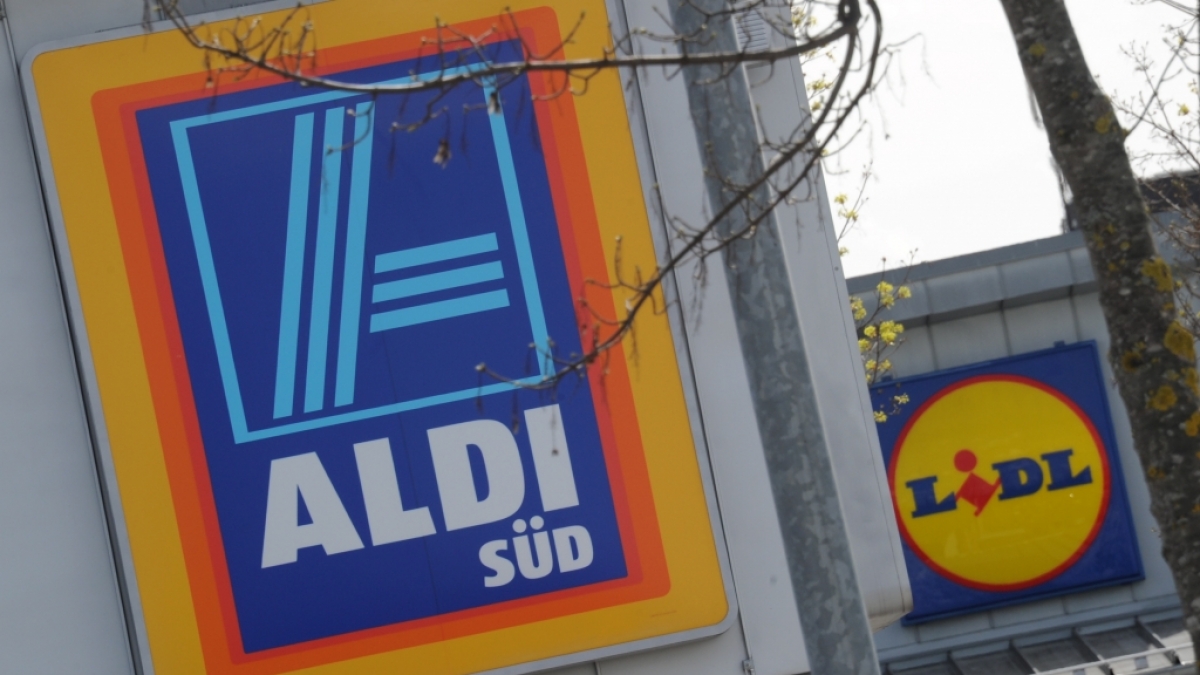 Aldi und Lidl liefern sich einen Preiskampf um den Energy-Drink Red Bull. (Foto)