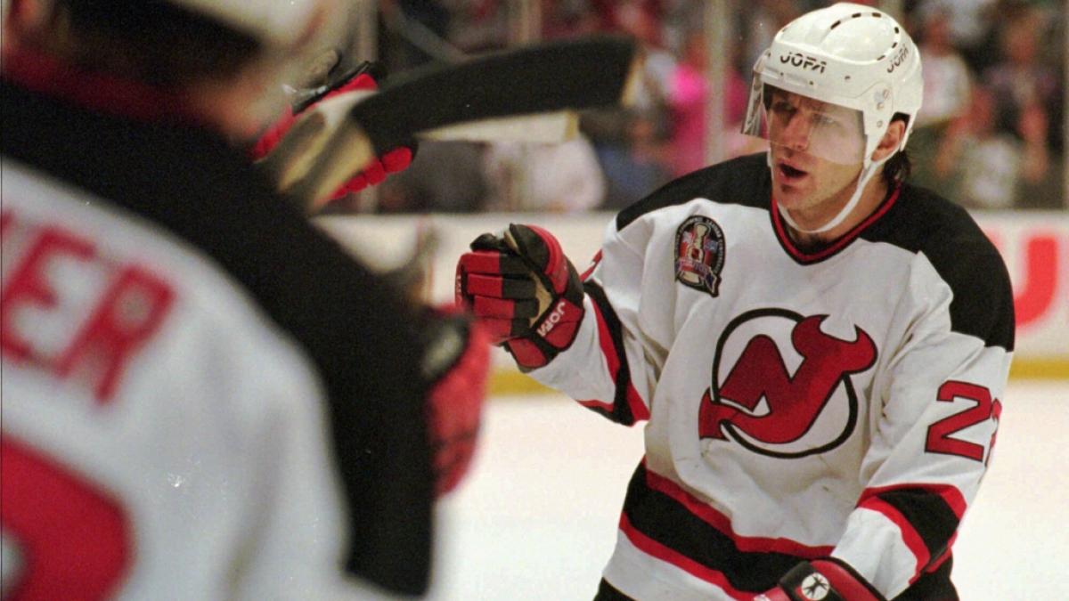 Eishockey-Star Claude Lemieux, hier w&auml;hrend eines Spiels f&uuml;r die New Jersey Devils, ist im Alter von nur 60 Jahren gestorben. (Foto)