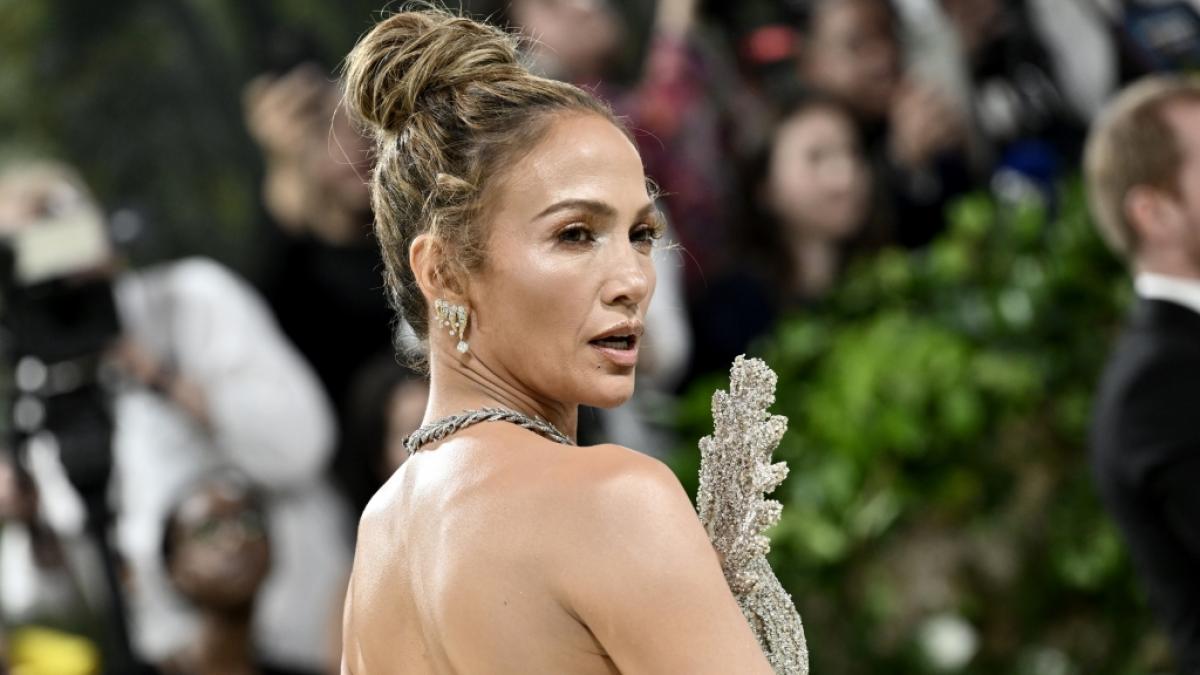 Jennifer Lopez heizt Fans auf Instagram im wei&szlig;en R&uuml;schenkleid ein. (Foto)