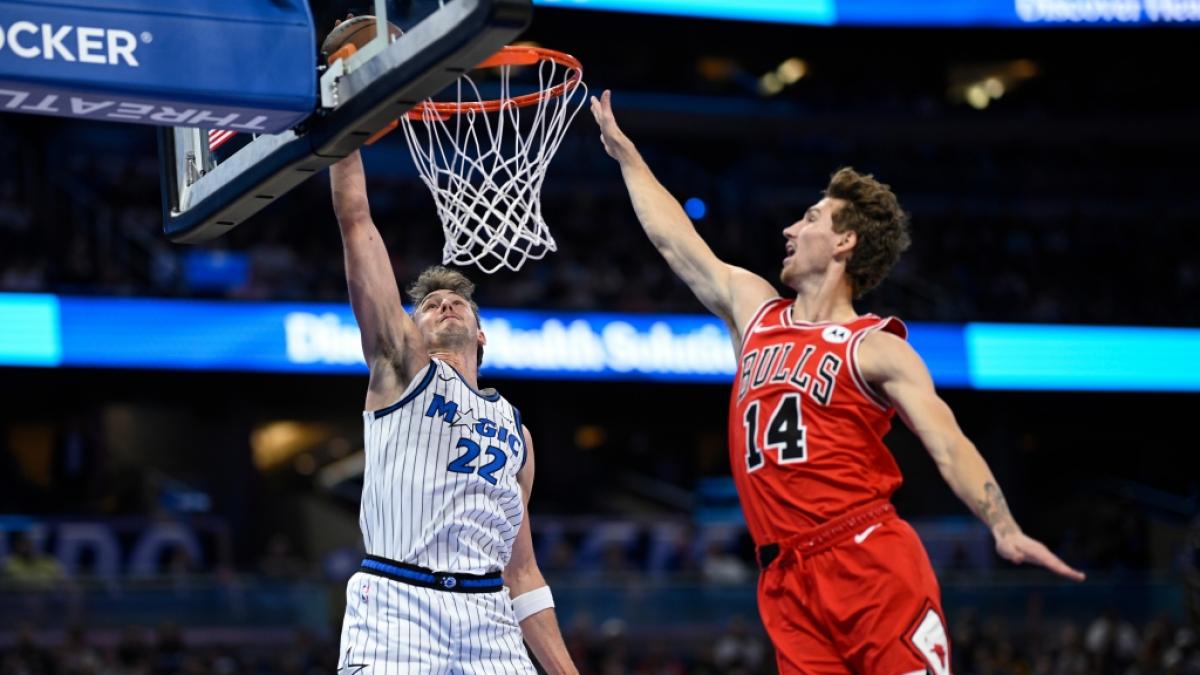 Franz Wagner von den Orlando Magic legt zum Korb auf w&auml;hrend Matas Buzelis von den Chicago Bulls verteidigt, am 26.10.2025. (Symbolbild) (Foto)