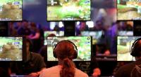 Besucher der Gamescom spielen 