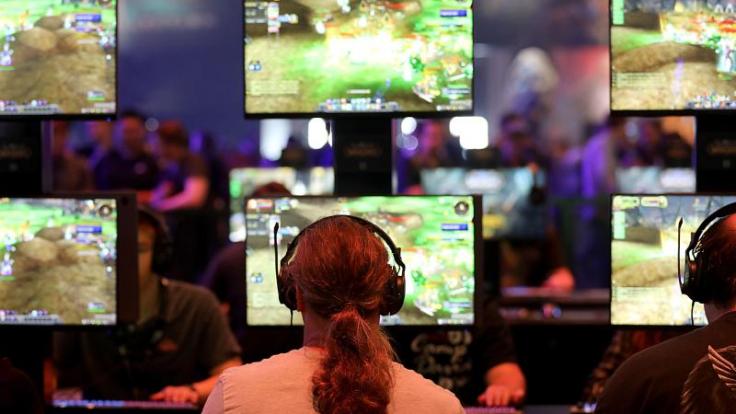 Besucher der Gamescom spielen "World of Warcraft" des Spielentwicklers Blizzard Entertainment.