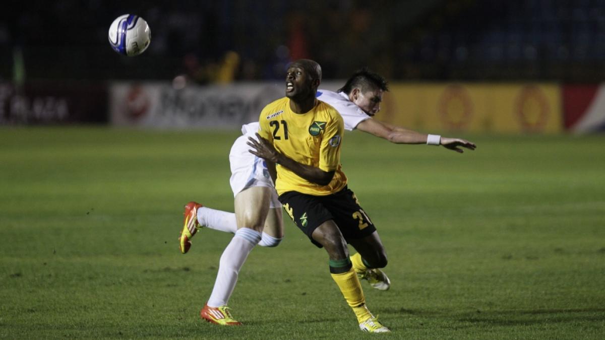 Der jamaikanische Fu&szlig;ball-Nationalspieler Luton Shelton, hier im Zweikampf bei einem L&auml;nderspiel gegen Guatemala, ist im Alter von nur 35 Jahren gestorben. (Foto)