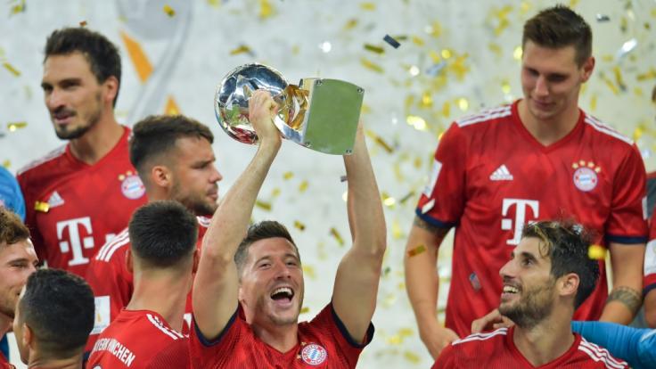 Bayerns Spieler um den zweifachen Torschützen Robert Lewandowski (M) freuen sich über den Sieg und den Gewinn des Supercups.