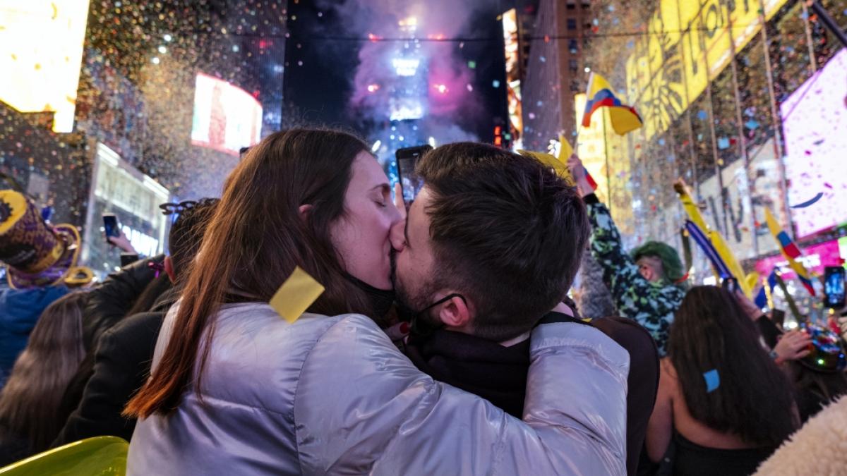 Irene Mayoral (l) und Gerald Nuell aus Spanien k&uuml;ssen sich am Samstag kurz nach Mitternacht auf dem Times Square in New York, wo sie die Silvesterfeierlichkeiten besuchen. (Foto)