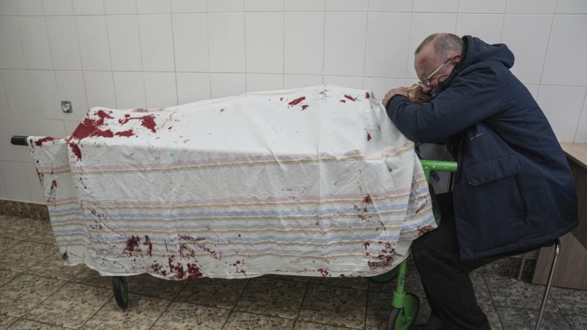 Ein ukrainischer Vater beweint seinen bei einem Bombenangriff in Mariupol get&ouml;teten Sohn - Bilder wie zeigen die unfassbaren Auswirkungen des Ukraine-Krieges. (Foto)