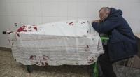 Ein ukrainischer Vater beweint seinen bei einem Bombenangriff in Mariupol getöteten Sohn - Bilder wie zeigen die unfassbaren Auswirkungen des Ukraine-Krieges.