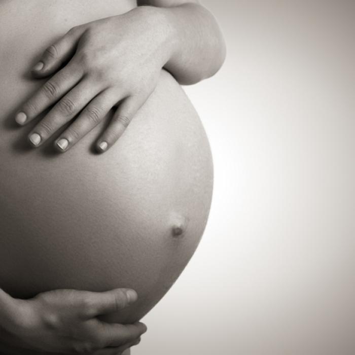 Teenagerin bringt totes Baby auf die Welt! Ist die Hebamme schuld?