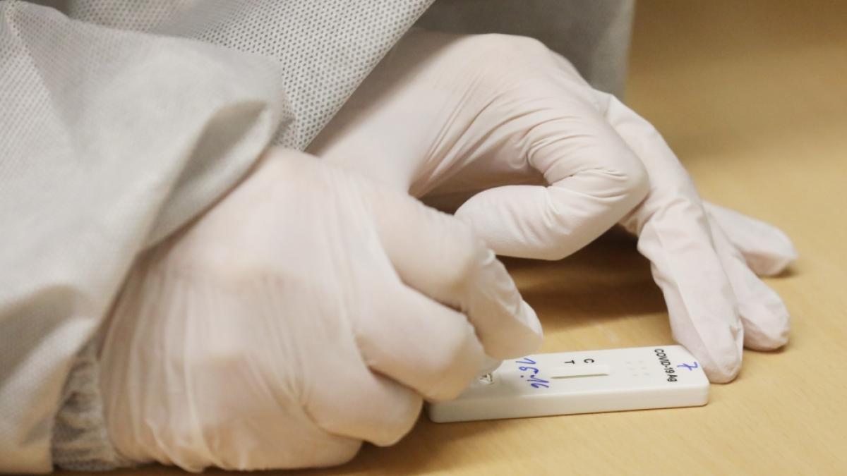 Eine falsche &Auml;rztin hat Menschen mit Corona-Tests abgezockt. (Foto)