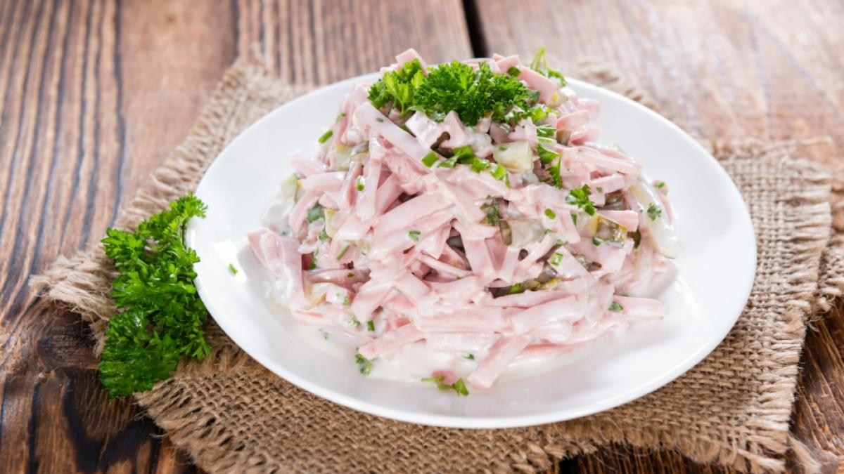 Gleich zwei vegane Wurstsalate aus der R&uuml;genwalder-Produktpalette m&uuml;ssen nach Verunreinigungen mit Plastiksplittern zur&uuml;ckgerufen werden (Symbolfoto). (Foto)