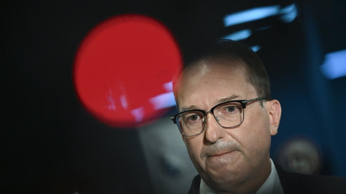 Bundesinnenminister Alexander Dobrindt spricht bei einer Pressekonferenz in einem Terminal des Flughafens Leipzig/Halle. (Foto)