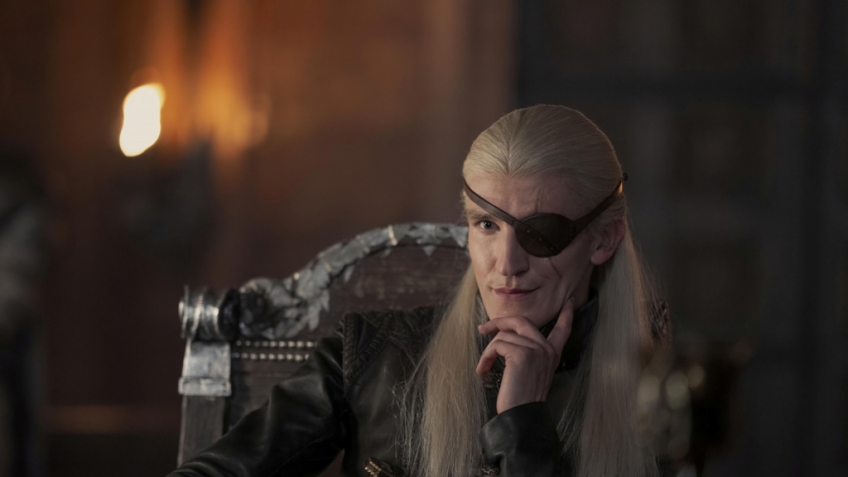 Prinz Aemond Targaryen (Ewan Mitchell) griff mit seinem riesigen Drachen Vhagar ins Kriegsgeschehen ein und t&ouml;tete mindestens einen weiteren Drachenreiter. (Foto)