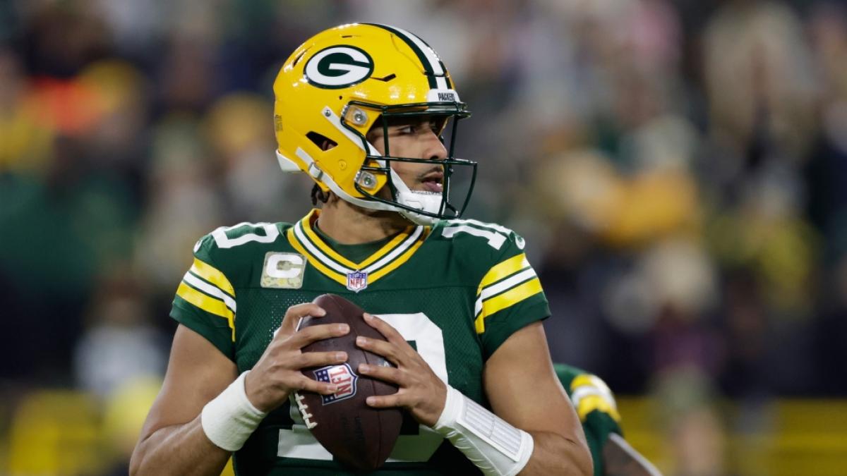 Jordan Love von den Green Bay Packers h&auml;lt den Ball, am 10.11.2025. (Symbolbild) (Foto)