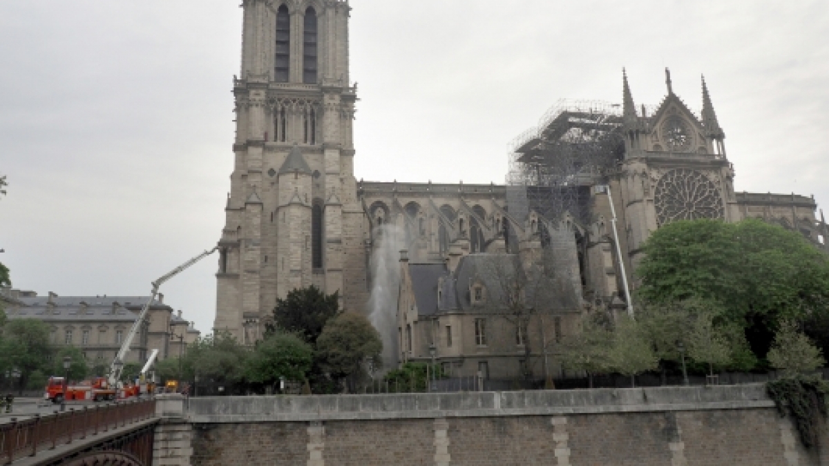 Feuerwehrleute l&ouml;schen einen Brand am s&uuml;dlichen Seitenschiff der Kathedrale Notre-Dame (oben, Foto vom 15.04.2019) und die Kathedrale, aufgenommen am 07.03.2011. (Foto)