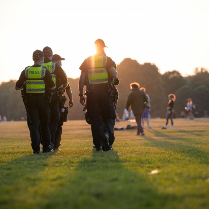 Fotos veröffentlicht! Wütender Mob stellt mutmaßliche Vergewaltiger an den Pranger