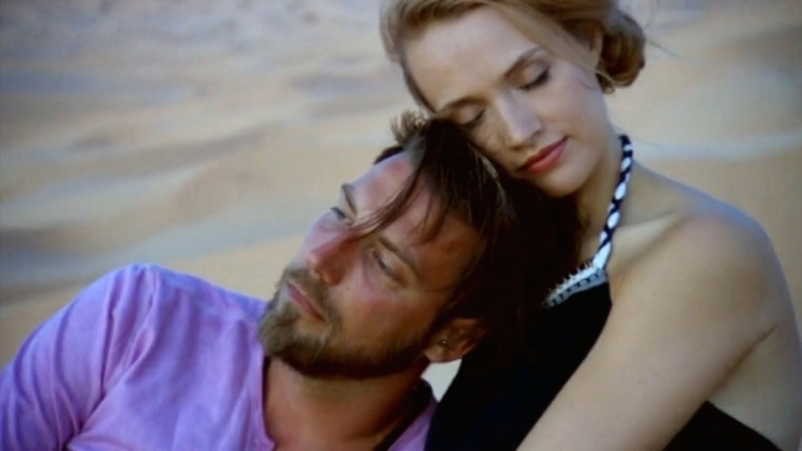 Hier kuscheln Bachelorette Anna und Finalist Tommy noch - doch der Hamburger schied im großen Finale von Die Bachelorette 2014 als erster aus.