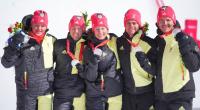 Das zweitplatzierte Ski-alpin-Team Deutschland feiert nach der Siegerehrung.