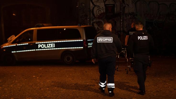 Im Monbijoupark in Berlin-Mitte ist in der Nacht zum 1. November ein 13 Jahre alter Junge bei einer Messer-Attacke tödlich verletzt worden.