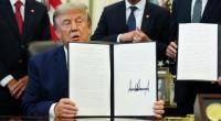 US-Präsident Donald Trump hält in Washington im Oval Office des Weißen Hauses ein unterzeichnetes Dekret in der Hand, mit der das Grand Staircase-Escalante National Monument geändert wird.