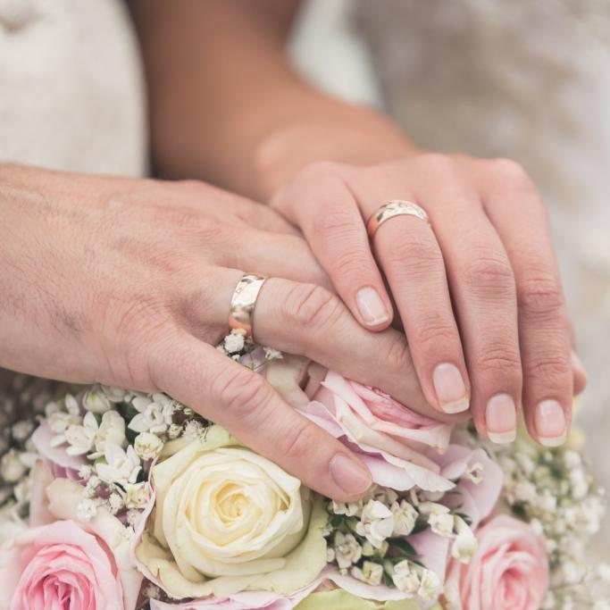 Inzest-Vater heiratet Tochter (20) und zeugt Baby