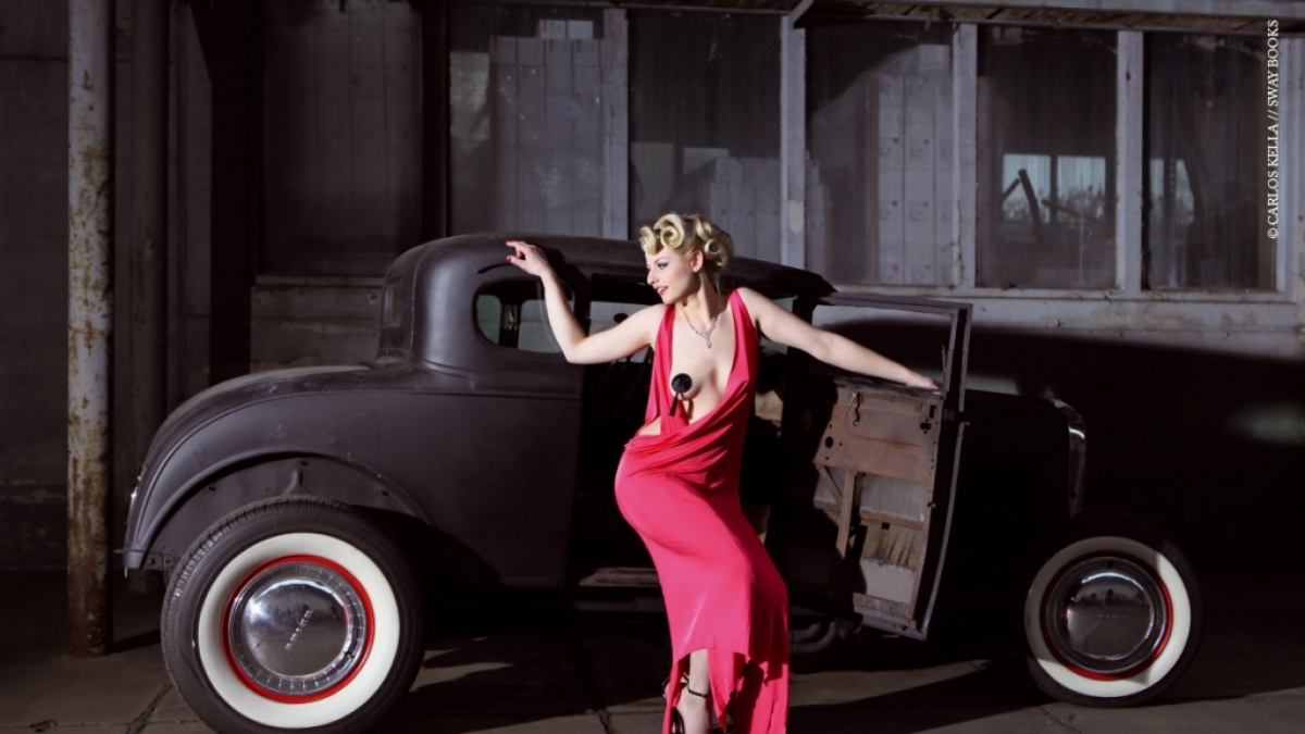 Die 52 Fotos im «Girls & legendary US-Cars»-Kalender von Carlos Kella zeigen über 20 heiße Ladys und über 30 amerikanische Traumautos im Gespann.  Das getunte Model A von Ford ist eines der ältesten Modelle. (Foto)
