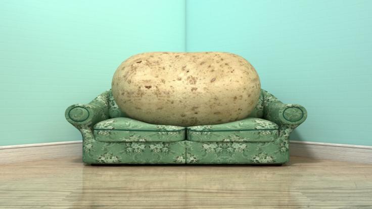 Echte Couch-Potatos! DIESE Sternzeichen lassen sich während der Corona-Krise am meisten gehen.