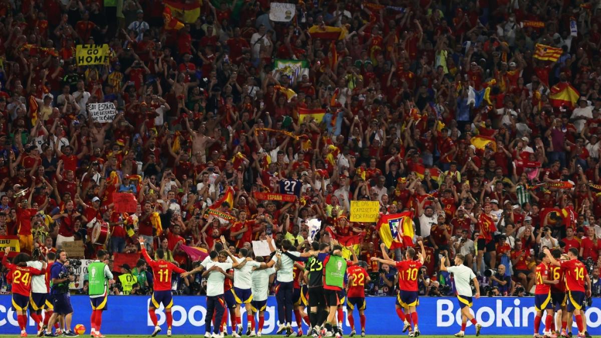 Die spanischen Spieler feiern nach dem erfolgreichen EM-Halbfinale gegen Frankreich mit ihren Fans. Ein Flitzer st&ouml;rte die Party. (Foto)