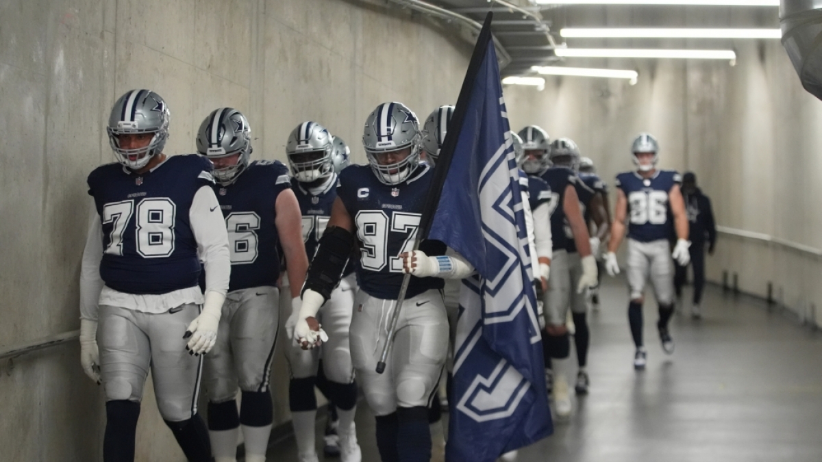 Die Spieler der Dalls Cowboys laufen mit einer Flagge im Tunnel, am 04.12.2025. (Symbolbild) (Foto)